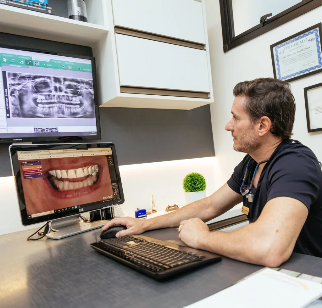 Escaneamento intraoral 3D com modelo digital dos dentes na tela, PJ Odontologia