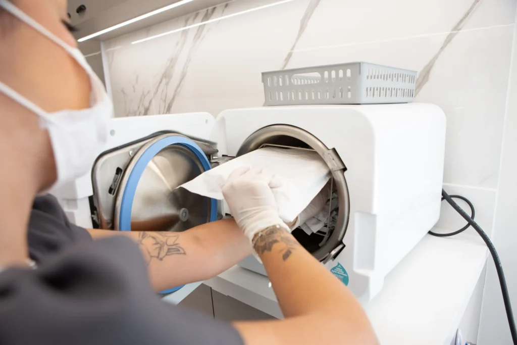 Instrumentos odontológicos em embalagens seladas após esterilização em autoclave
